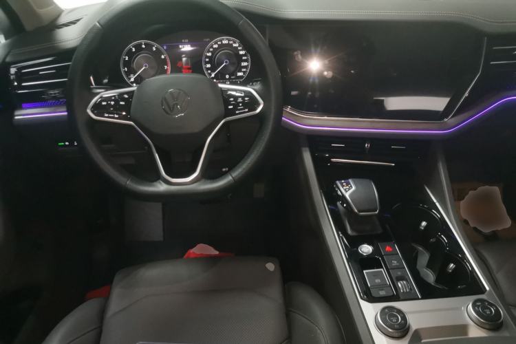 Used Volkswagen Touareg 2023 3.0 TSI Luxury Edition Obsidian Black Sport Package Center Console