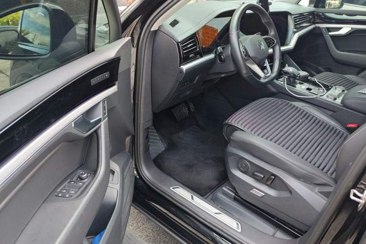 Used Volkswagen Touareg 2023 3.0 TSI Luxury Edition Obsidian Black Sport Package Driver Seat