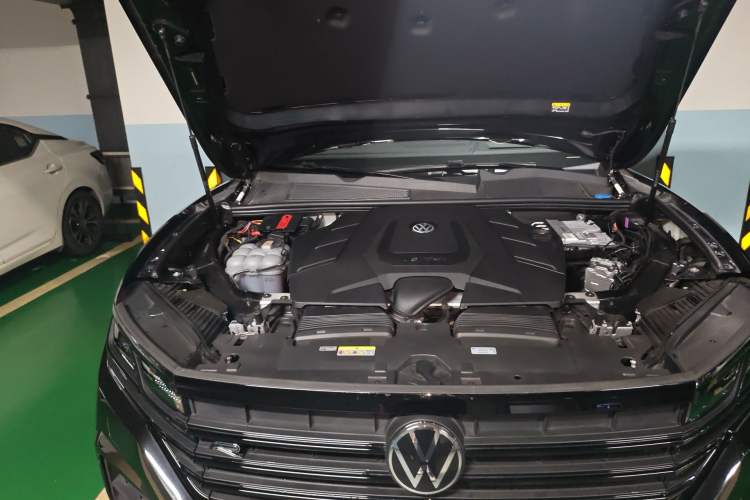 Used Volkswagen Touareg 2023 3.0 TSI Luxury Edition Obsidian Black Sport Package Engine Bay Right