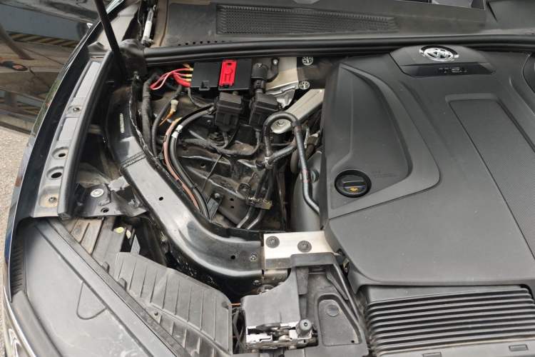 Used Volkswagen Touareg 2023 2.0 TSI RuiShang Edition Engine Bay Right