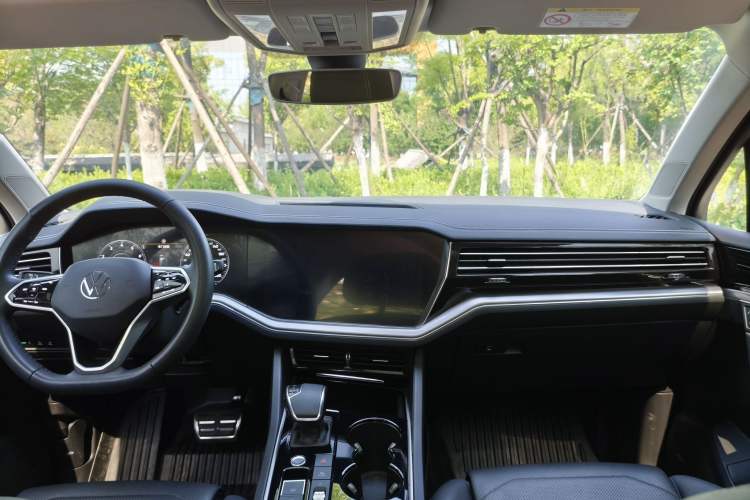 Used Volkswagen Touareg 2023 3.0 TSI Luxury Edition Obsidian Black Sport Package Exterior 5