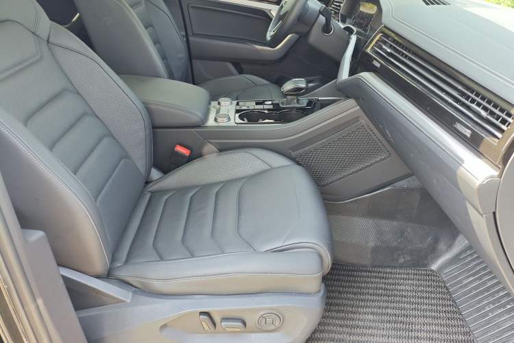 Used Volkswagen Touareg 2023 3.0 TSI Luxury Edition Obsidian Black Sport Package Exterior 9