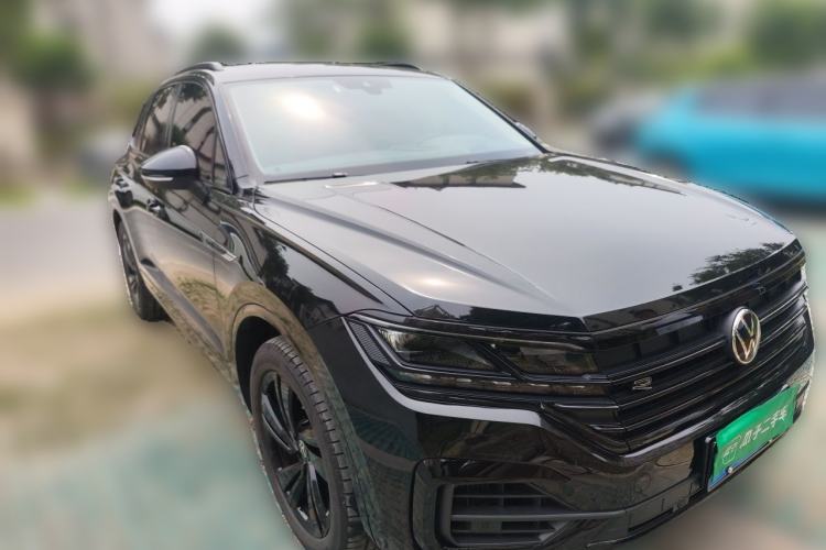 Used Volkswagen Touareg 2023 3.0 TSI Luxury Edition Obsidian Black Sport Package Front Right 45 Deg