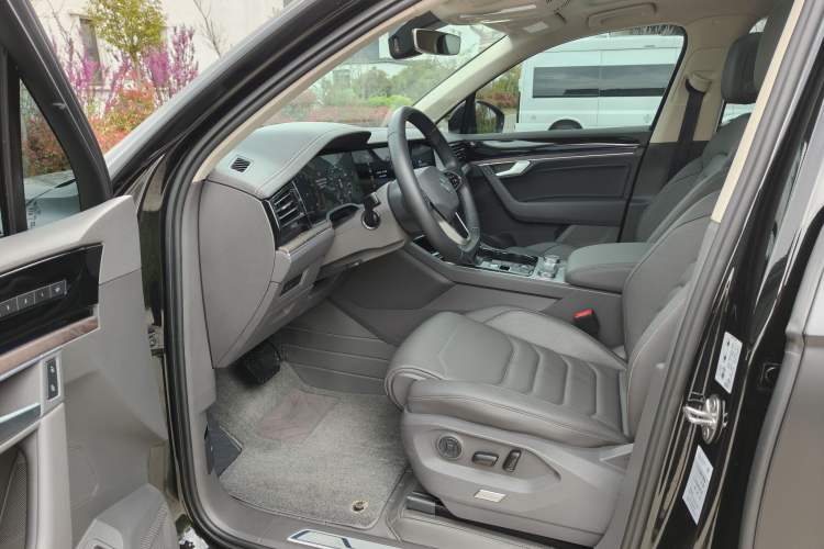 Used Volkswagen Touareg 2023 3.0 TSI Luxury Edition Obsidian Black Sport Package Interior 2
