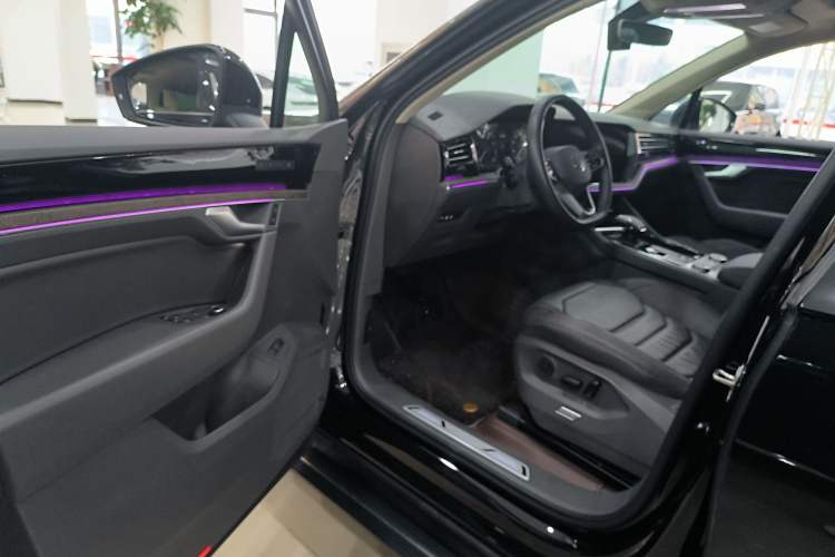 Used Volkswagen Touareg 2023 3.0 TSI Prestige Edition Classic Sport Package Interior 6