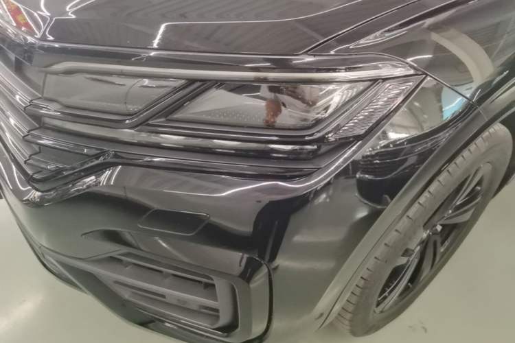 Used Volkswagen Touareg 2023 3.0 TSI Luxury Edition Obsidian Black Sport Package Left Front Headlight