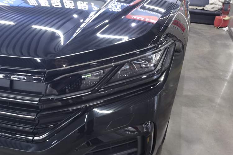 Used Volkswagen Touareg 2023 3.0 TSI Luxury Edition Obsidian Black Sport Package Left Front Headlight