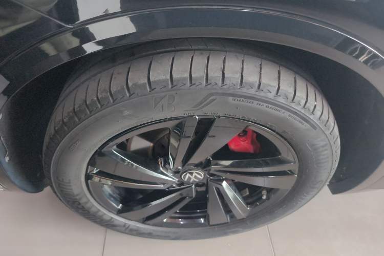 Used Volkswagen Touareg 2023 3.0 TSI Luxury Edition Obsidian Black Sport Package Left Front Wheel Hub