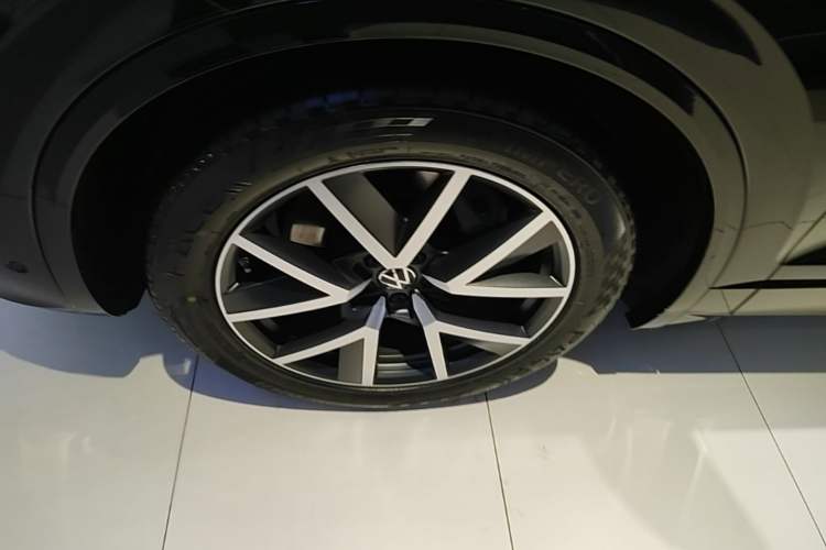 Used Volkswagen Touareg 2023 3.0 TSI Prestige Edition Classic Sport Package Left Front Wheel Hub