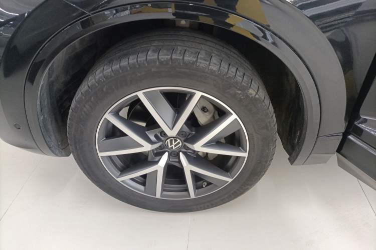 Used Volkswagen Touareg 2023 3.0 TSI Prestige Edition Classic Sport Package Left Front Wheel Hub