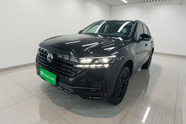 Używany Volkswagen Touareg 2023 3.0 TSI Luxury Edition Obsidian Black Sport Package