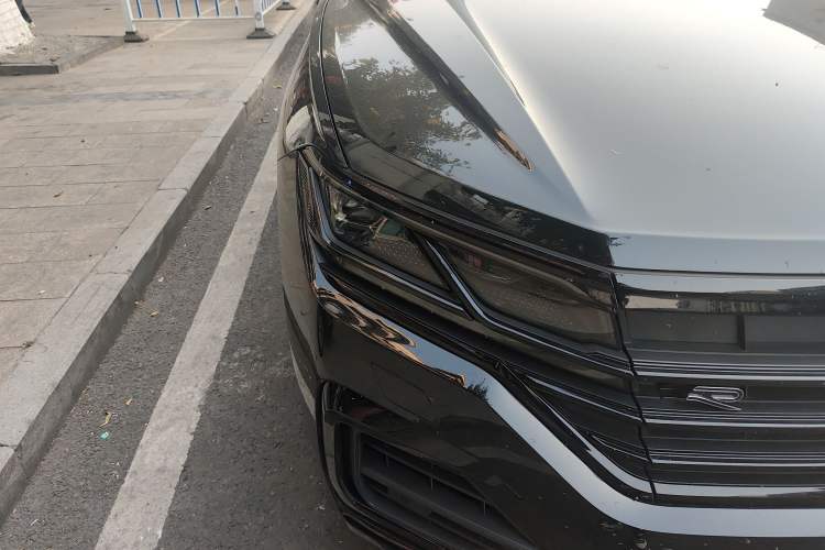 Used Volkswagen Touareg 2023 3.0 TSI Luxury Edition Obsidian Black Sport Package Right Front Headlight