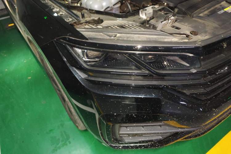 Used Volkswagen Touareg 2023 3.0 TSI Luxury Edition Obsidian Black Sport Package Right Front Headlight
