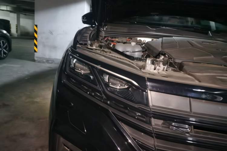 Used Volkswagen Touareg 2023 3.0 TSI Luxury Edition Obsidian Black Sport Package Right Front Headlight