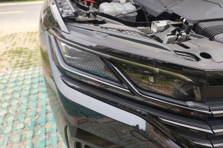Used Volkswagen Touareg 2023 3.0 TSI Luxury Edition Obsidian Black Sport Package Right Front Headlight