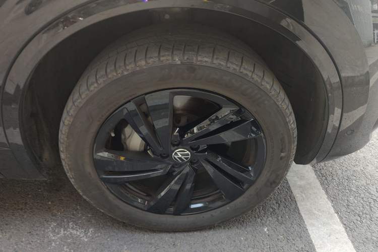 Used Volkswagen Touareg 2023 3.0 TSI Luxury Edition Obsidian Black Sport Package Right Front Wheel Hub