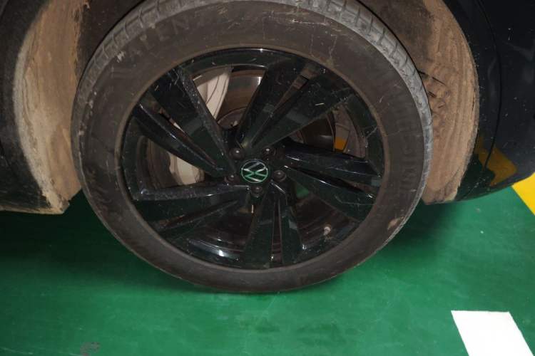 Used Volkswagen Touareg 2023 3.0 TSI Luxury Edition Obsidian Black Sport Package Right Front Wheel Hub