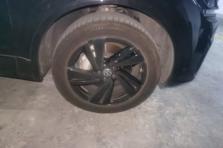 Used Volkswagen Touareg 2023 3.0 TSI Luxury Edition Obsidian Black Sport Package Right Front Wheel Hub