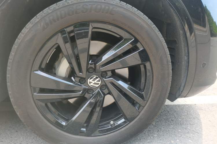 Used Volkswagen Touareg 2023 3.0 TSI Luxury Edition Obsidian Black Sport Package Right Front Wheel Hub