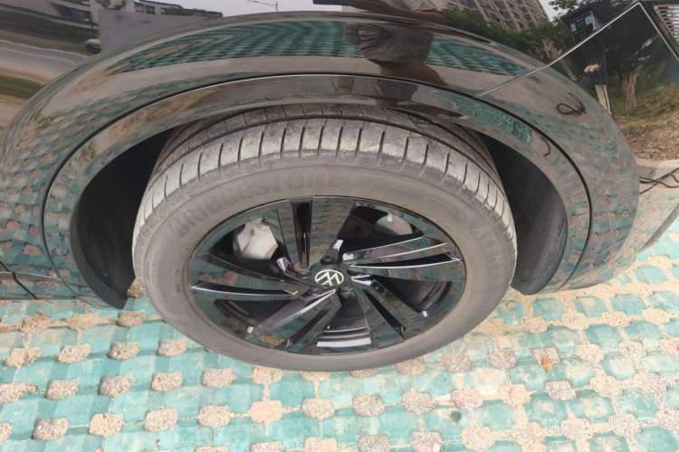 Used Volkswagen Touareg 2023 3.0 TSI Luxury Edition Obsidian Black Sport Package Right Front Wheel Hub