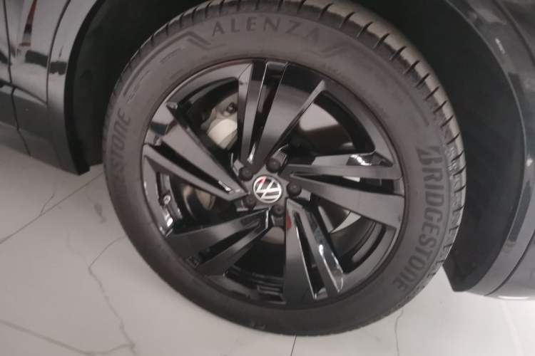 Used Volkswagen Touareg 2023 3.0 TSI Luxury Edition Obsidian Black Sport Package Right Front Wheel Hub