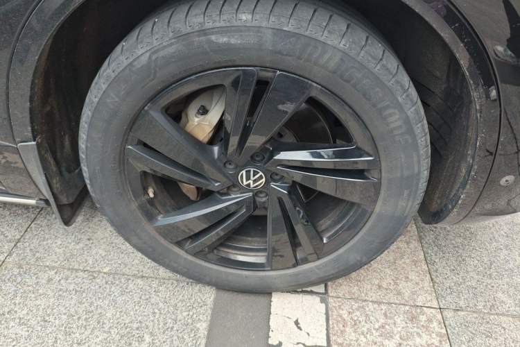Used Volkswagen Touareg 2023 3.0 TSI Luxury Edition Obsidian Black Sport Package Right Front Wheel Hub