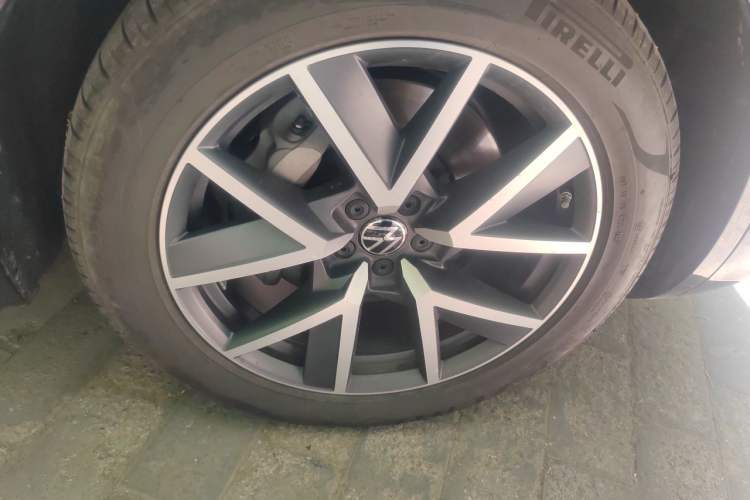 Used Volkswagen Touareg 2023 3.0 TSI Prestige Edition Classic Sport Package Right Front Wheel Hub