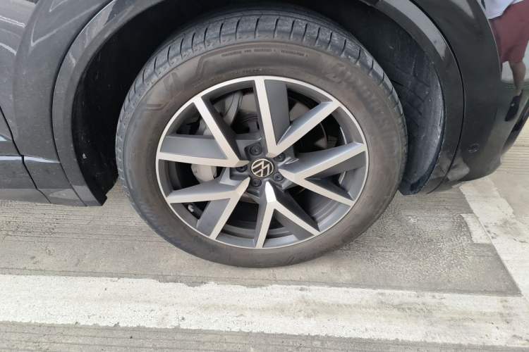Used Volkswagen Touareg 2023 3.0 TSI Prestige Edition Classic Sport Package Right Front Wheel Hub