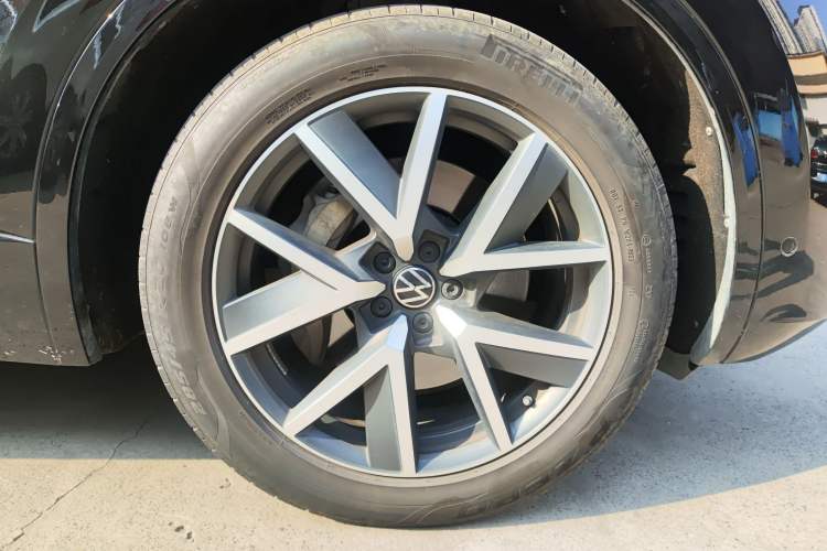 Used Volkswagen Touareg 2023 3.0 TSI Prestige Edition Classic Sport Package Right Front Wheel Hub