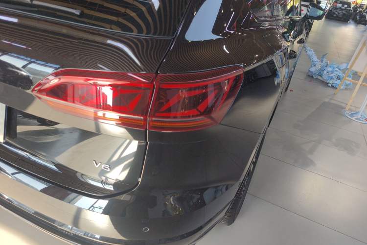 Used Volkswagen Touareg 2023 3.0 TSI Luxury Edition Obsidian Black Sport Package Right Rear Taillight