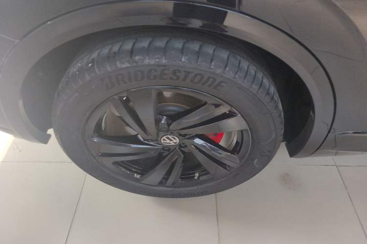 Used Volkswagen Touareg 2023 3.0 TSI Luxury Edition Obsidian Black Sport Package Right Rear Wheel Hub
