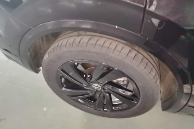 Used Volkswagen Touareg 2023 3.0 TSI Luxury Edition Obsidian Black Sport Package Right Rear Wheel Hub