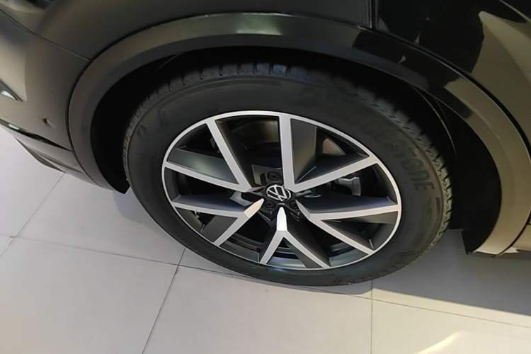 Used Volkswagen Touareg 2023 3.0 TSI Prestige Edition Classic Sport Package Right Rear Wheel Hub
