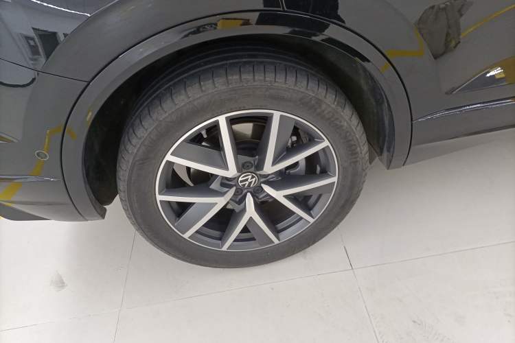 Used Volkswagen Touareg 2023 3.0 TSI Prestige Edition Classic Sport Package Right Rear Wheel Hub