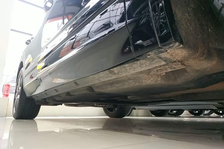 Used Volkswagen Touareg 2023 3.0 TSI Prestige Edition Classic Sport Package Right Side Sill