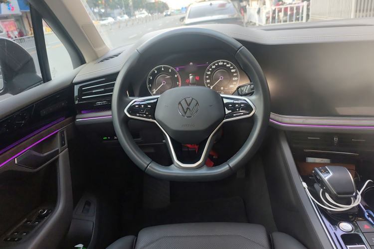 Used Volkswagen Touareg 2023 3.0 TSI Luxury Edition Obsidian Black Sport Package Steering Wheel