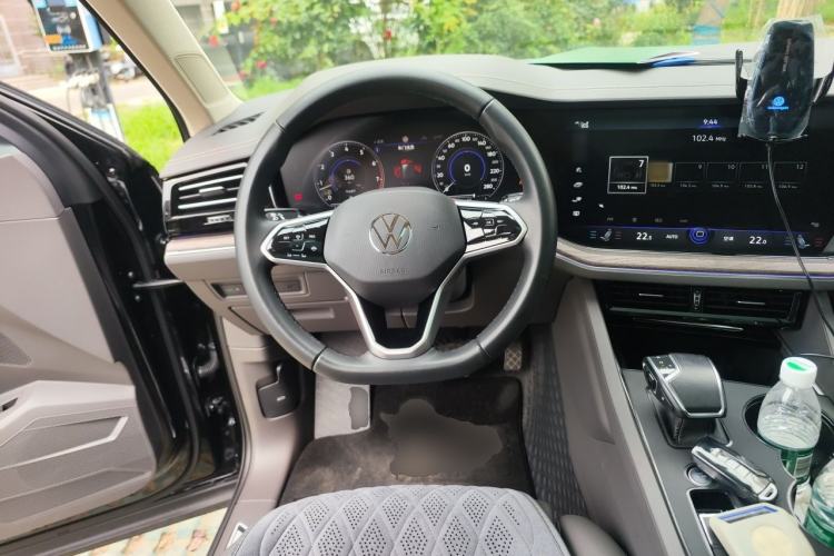 Used Volkswagen Touareg 2023 3.0 TSI Luxury Edition Obsidian Black Sport Package Steering Wheel