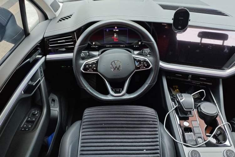 Used Volkswagen Touareg 2023 3.0 TSI Luxury Edition Obsidian Black Sport Package Steering Wheel