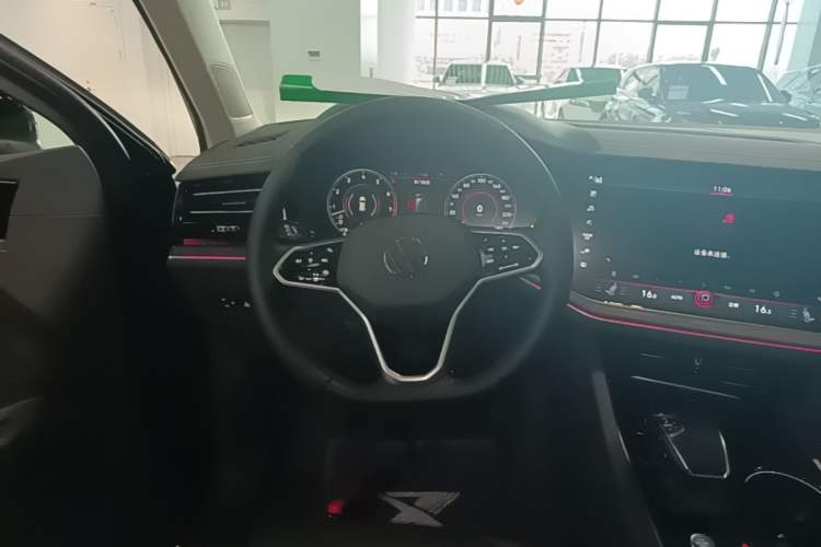 Used Volkswagen Touareg 2023 3.0 TSI Luxury Edition Obsidian Black Sport Package Steering Wheel