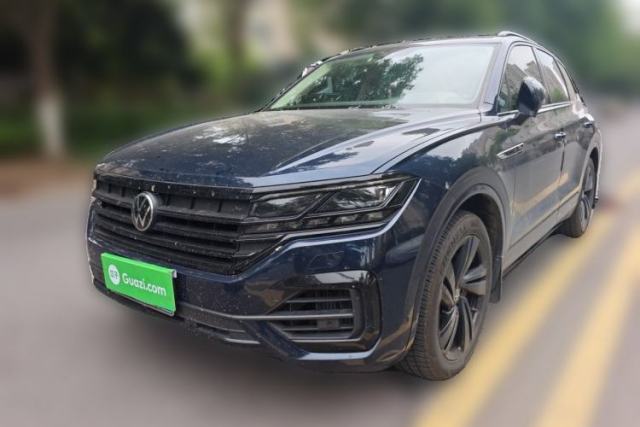 Ojetý Volkswagen Touareg 2023 3.0 TSI Luxury Edition Obsidian Black Sport Package
