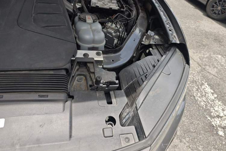 Used Volkswagen Touareg 2023 2.0 TSI RuiShang Edition Engine Bay Left