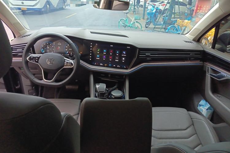 Used Volkswagen Touareg 2025 2.0 TSI Sharp Edition Center Console