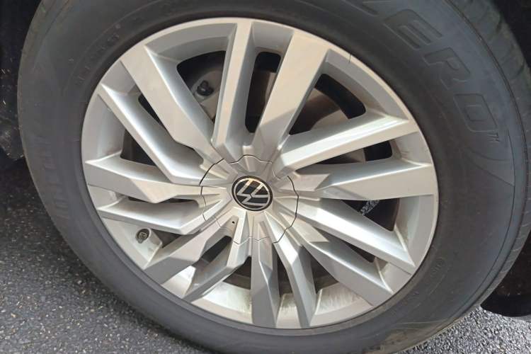 Used Volkswagen Touareg 2025 2.0 TSI Sharp Edition Right Front Wheel Hub