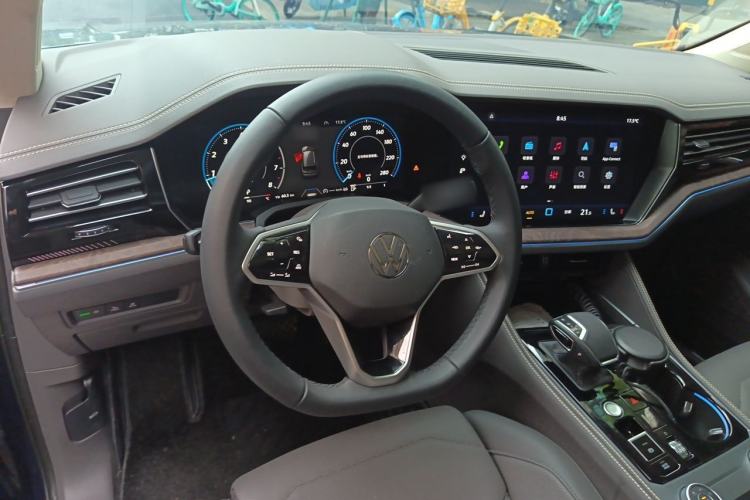 Used Volkswagen Touareg 2025 2.0 TSI Sharp Edition Steering Wheel