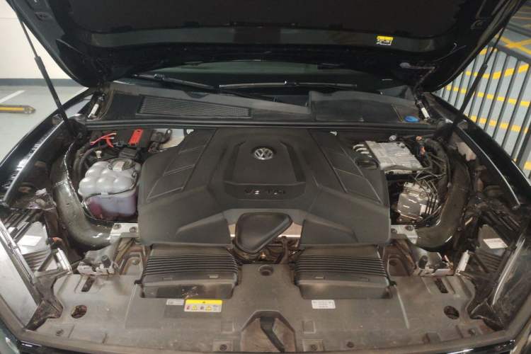 Used Volkswagen Touareg 2026 3.0TSI Sharp Edition Moon Black Sports Package Engine Bay