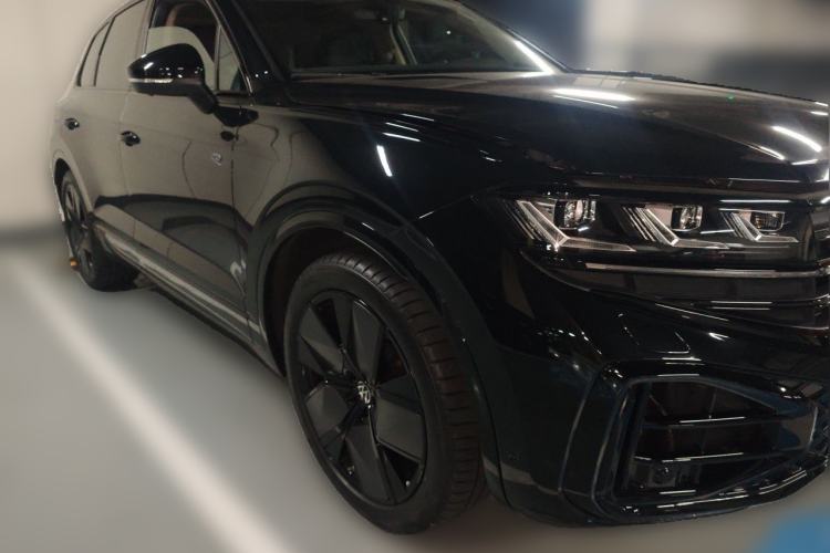 Used Volkswagen Touareg 2026 3.0TSI Sharp Edition Moon Black Sports Package Front Right 45 Deg