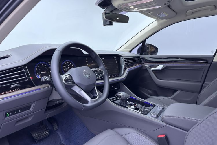 Used Volkswagen Touareg 2026 3.0TSI Sharp Edition Classic Sports Package Interior 8
