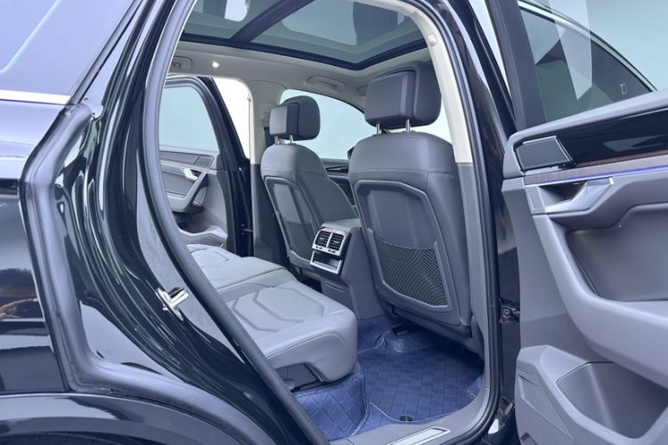 Used Volkswagen Touareg 2026 3.0TSI Sharp Edition Classic Sports Package Interior 9