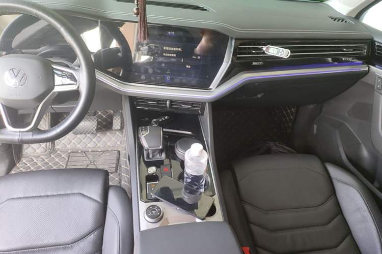Used Volkswagen Touareg New Energy 2021 eHybrid Audio And AC Panel