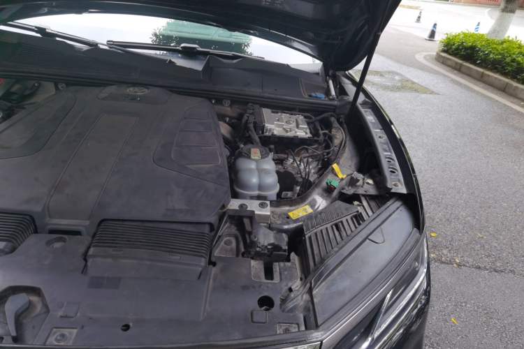 Used Volkswagen Touareg New Energy 2021 eHybrid Engine Bay Left
